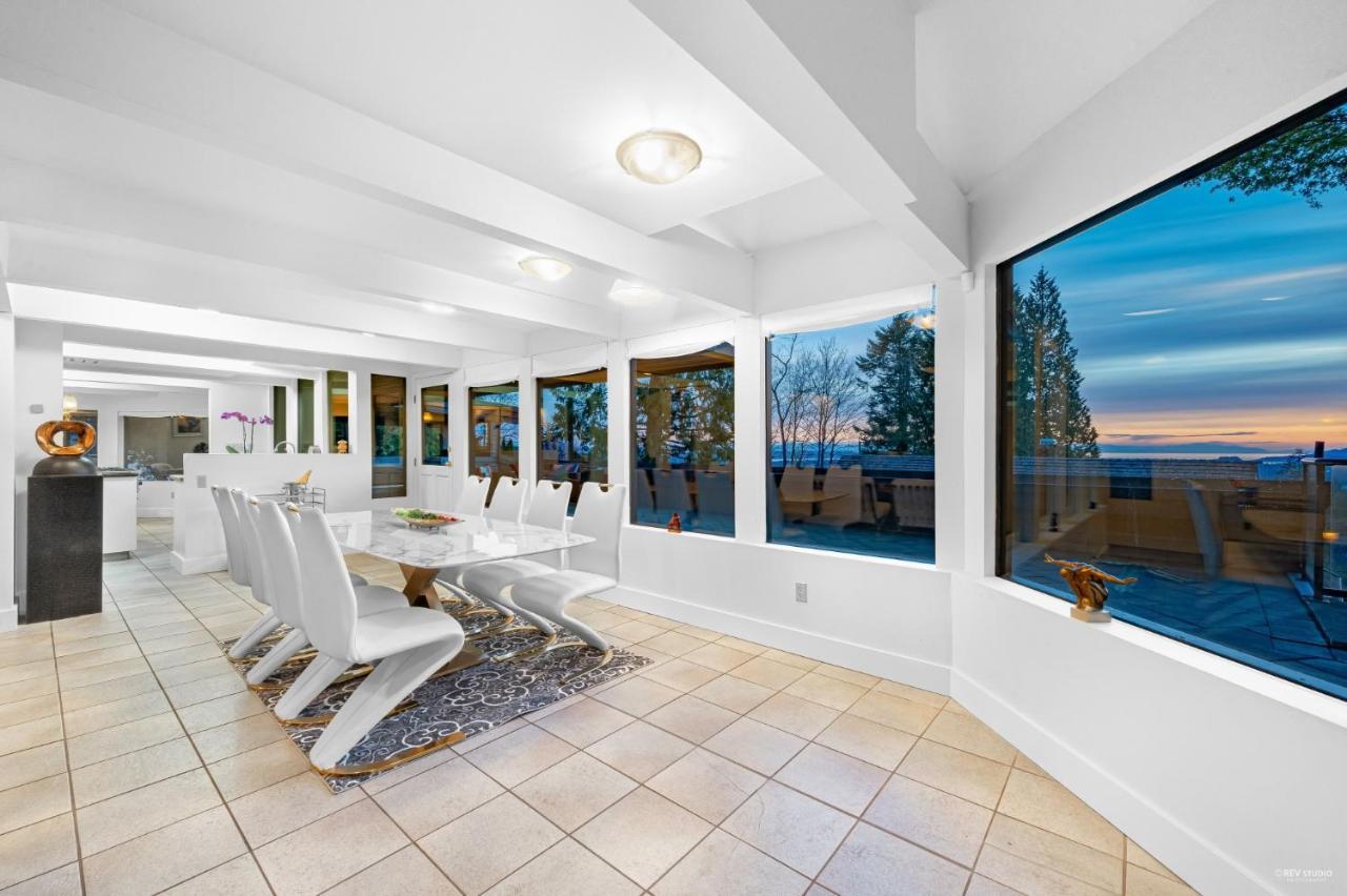 Grouse Cheerful Large Private Bedroom, Bath, Shared Deck, Pool, Hot Tub North Vancouver Zewnętrze zdjęcie