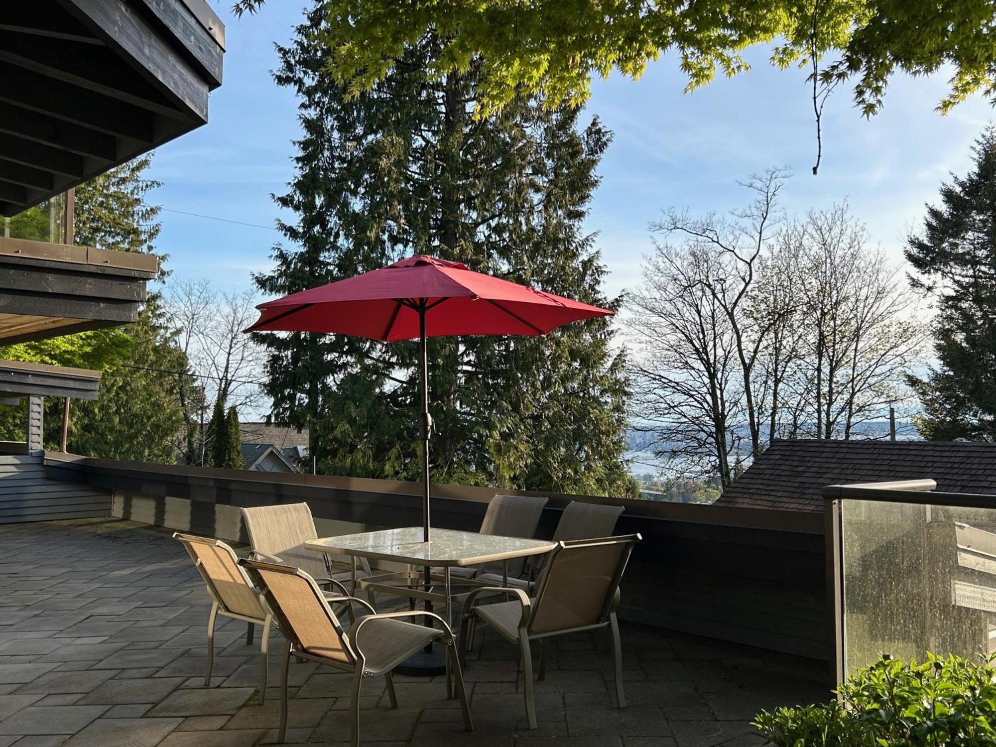 Grouse Cheerful Large Private Bedroom, Bath, Shared Deck, Pool, Hot Tub North Vancouver Zewnętrze zdjęcie