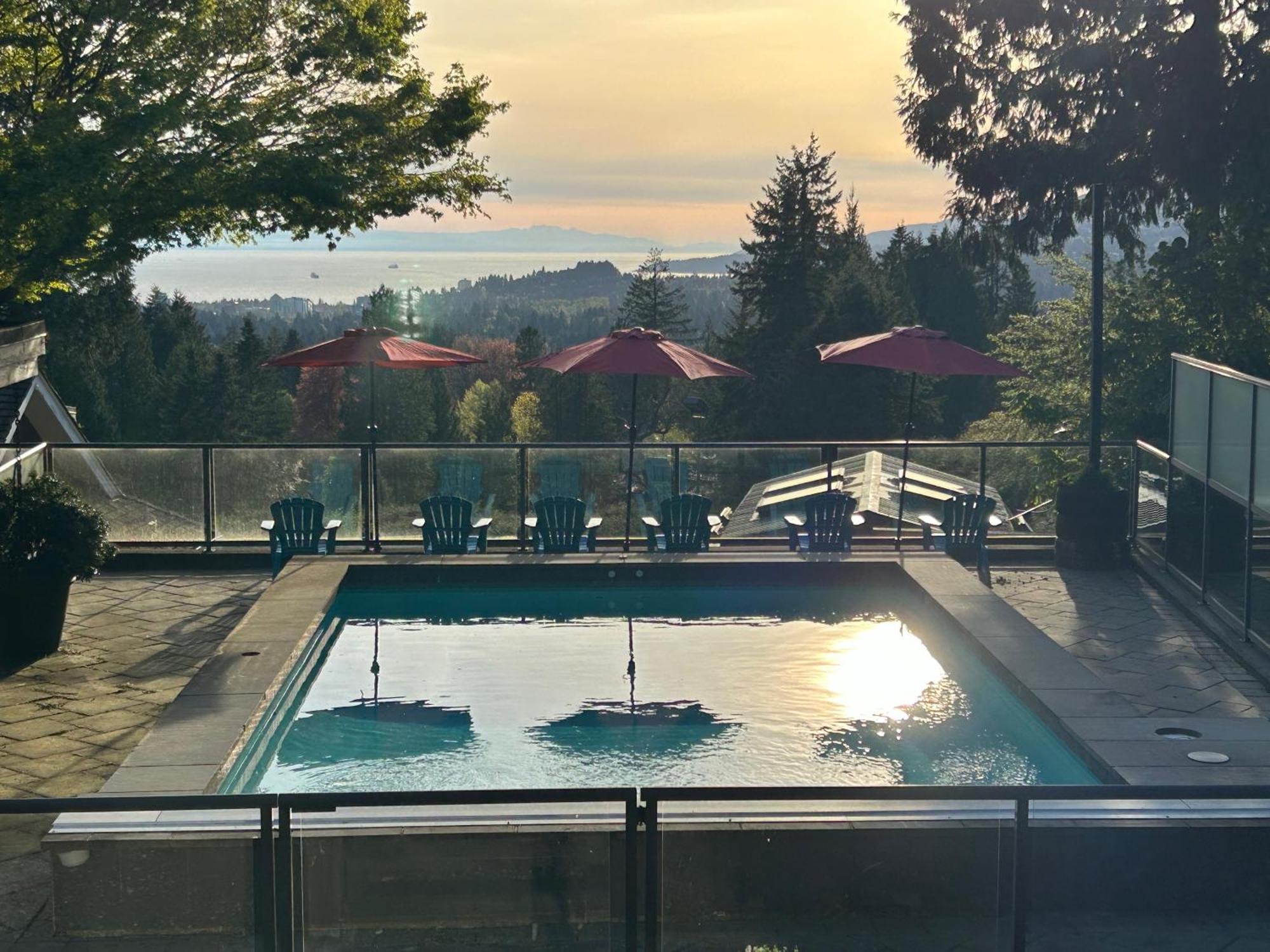 Grouse Cheerful Large Private Bedroom, Bath, Shared Deck, Pool, Hot Tub North Vancouver Zewnętrze zdjęcie