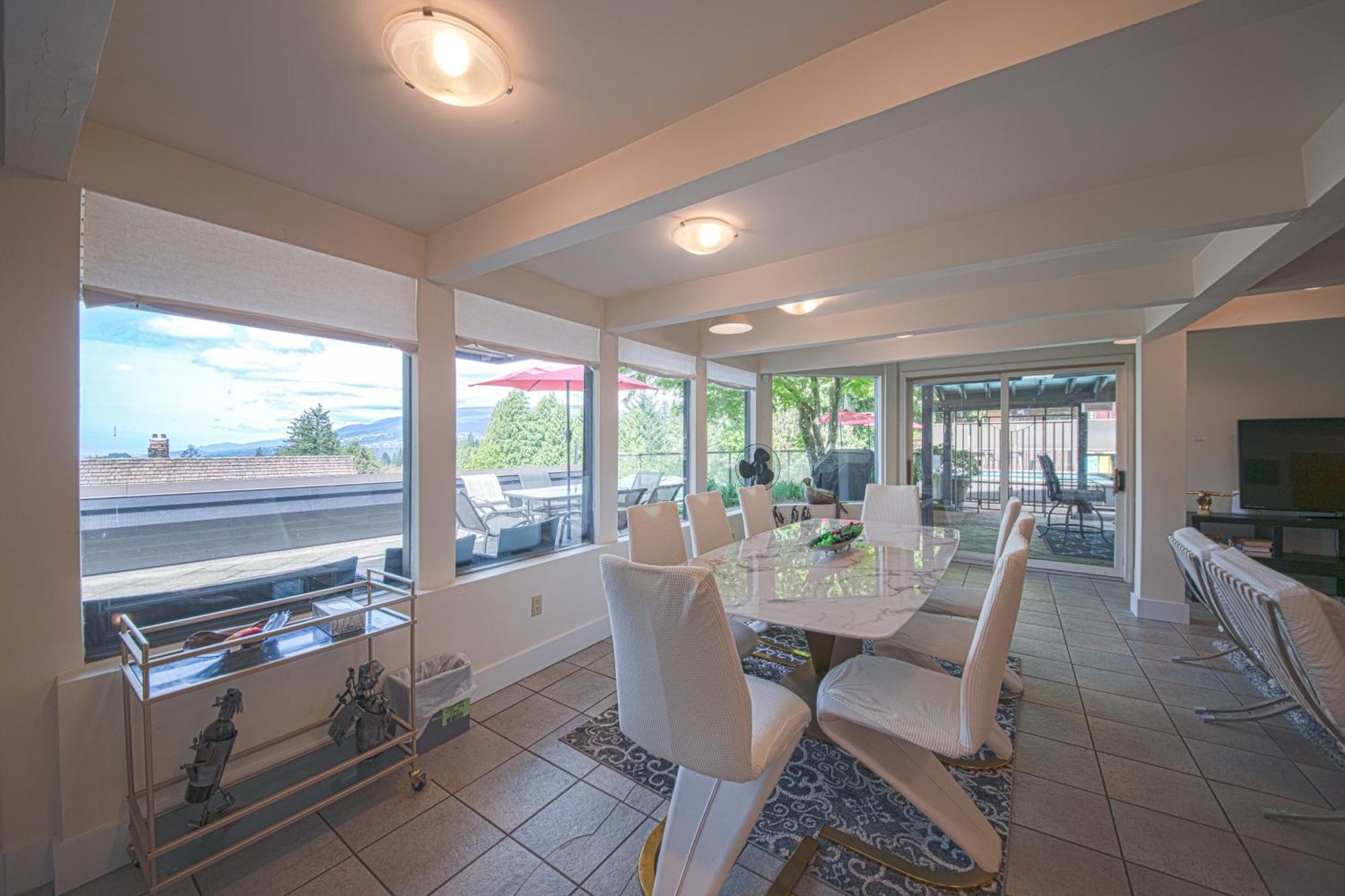 Grouse Cheerful Large Private Bedroom, Bath, Shared Deck, Pool, Hot Tub North Vancouver Zewnętrze zdjęcie