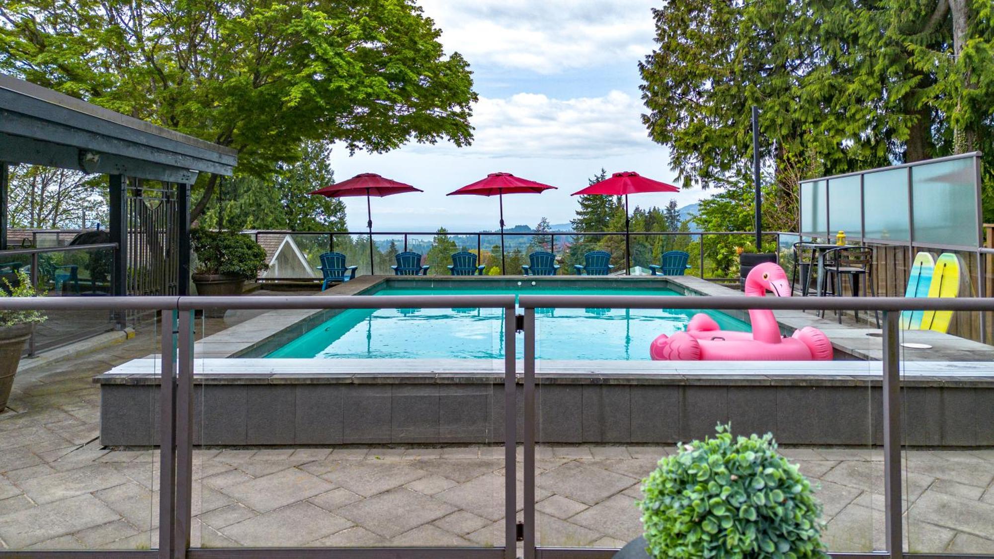 Grouse Cheerful Large Private Bedroom, Bath, Shared Deck, Pool, Hot Tub North Vancouver Zewnętrze zdjęcie